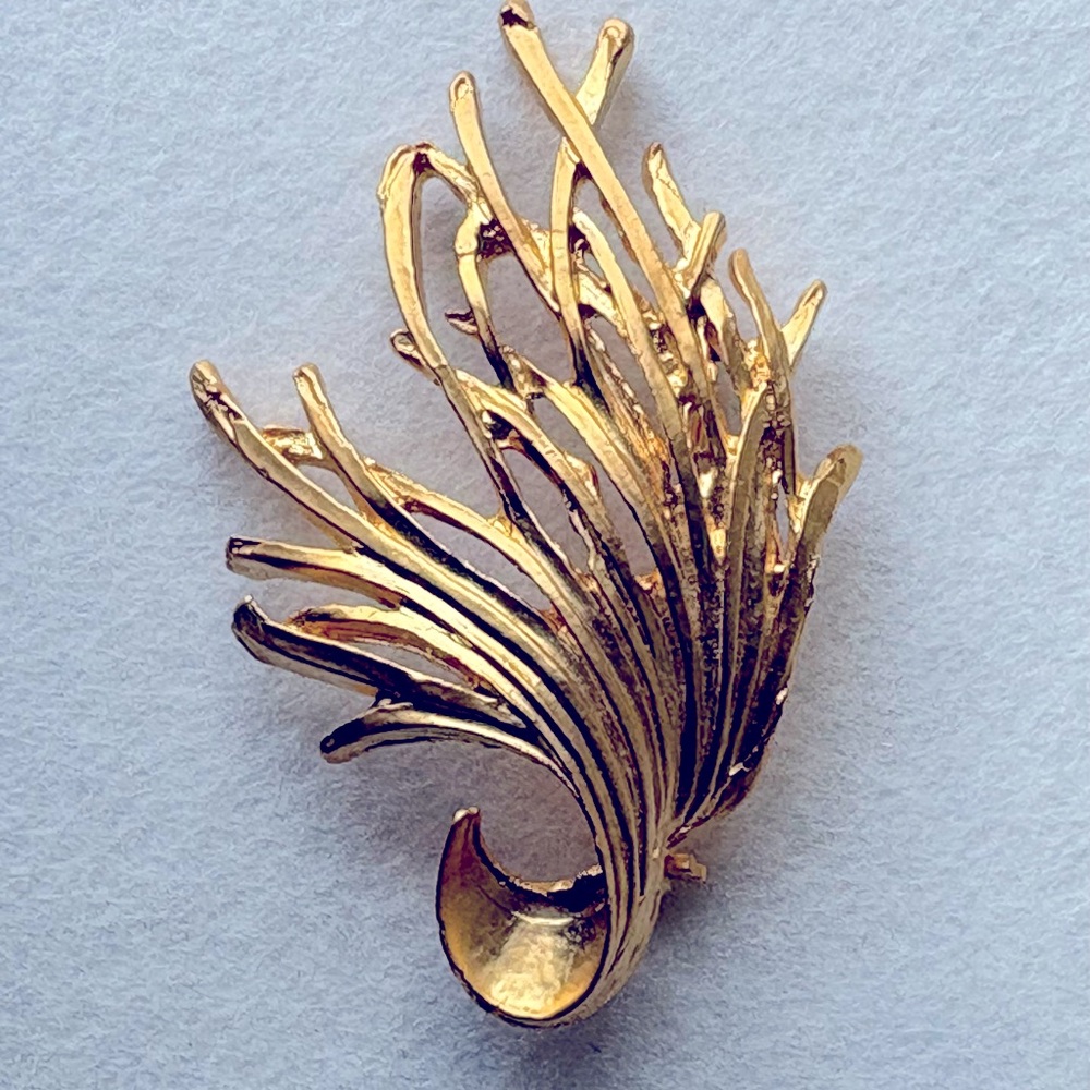 Monet Gold-Tone Brooch – Classic Elegance with Vintage Flair